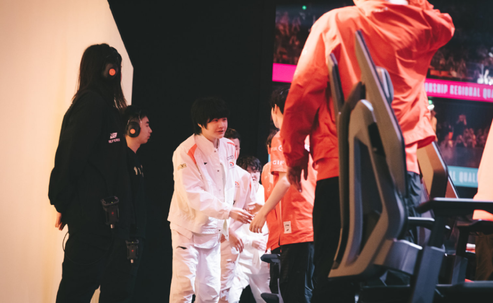 开云体育平台APP-SHR险胜WBG，Uzi关键团战开团秒人宿命之战全球总决赛，留下经典瞬间