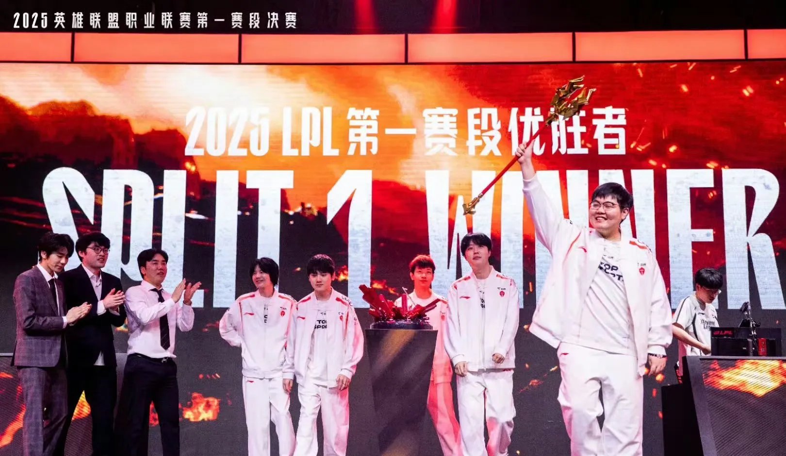 TSM翻盘C9,Jankos打出惊人五杀顶尖较量半决赛,点燃全场激情 TSM翻盘C9,Jankos打出惊人五杀顶尖较量半决赛,点燃全场激情